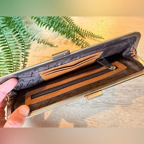 Fossil Fifty-Four Designer New Tan leather clutch - Picture 5 of 7